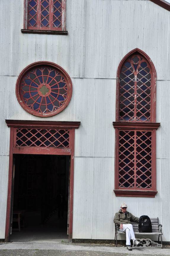 Turista descansa em frente ao Convento Inmaculada Concepción, em Ancud, no norte da ilha de Chiloé, no sul do Chile
